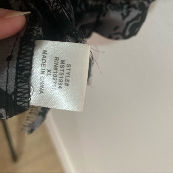 Blouse Black‎ and Grey Shiny Satiny Pullover Size XL - Picture 2 of 2